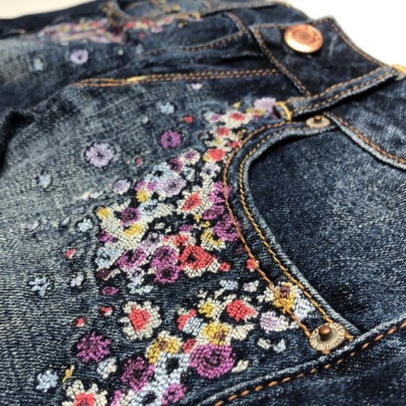 LIKE NEW FACTORY EMBROIDERED AMERICAN EAGLE JEAN SHORTS W4/27 🦅 - Picture 9 of 9